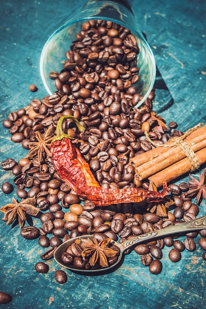 Kaffeebohne. eine Tasse Kaffee. selektiver fokus.