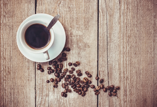 Kaffeebohne. eine Tasse Kaffee. selektiver fokus.