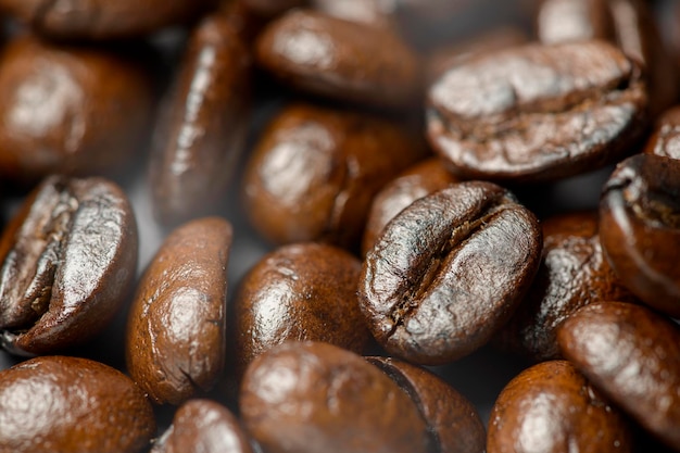 Kaffeebohne geröstet auf schwarzem Hintergrund