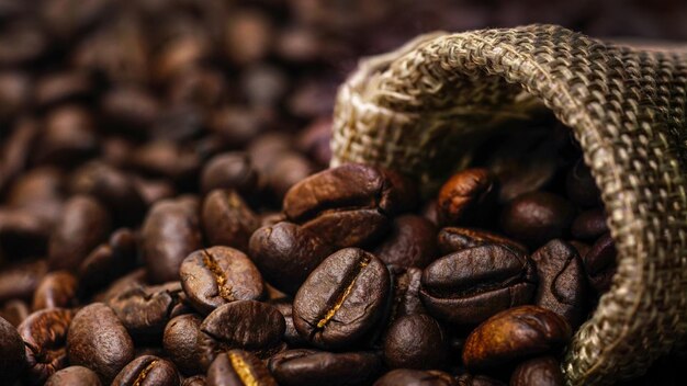 Kaffeebohne in Sackleinen auf Holztisch