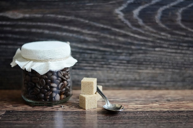 Kaffeebohnen auf einem Holztisch