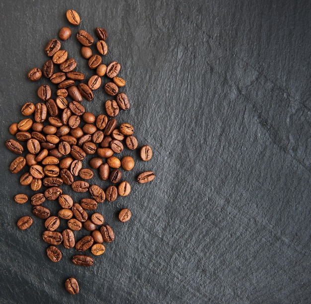 Kaffeebohnen auf einer schwarzen Oberfläche