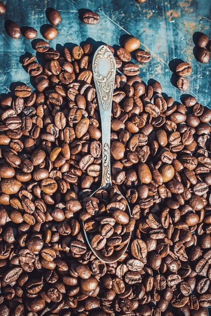 Kaffeebohnen auf grunge Hintergrund. Selektiver Fokus