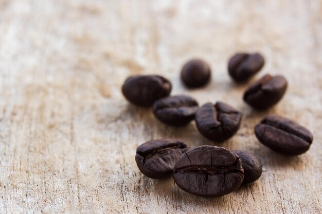 Kaffeebohnen auf Grunge-Holz-Hintergrund