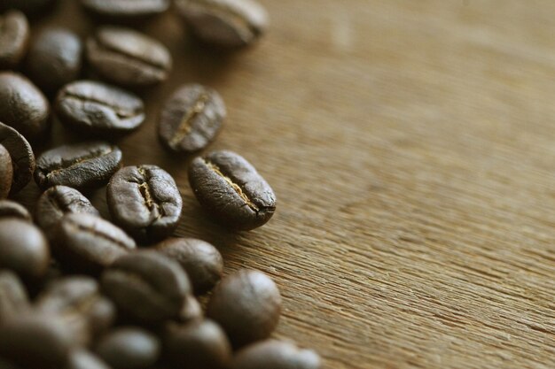 Kaffeebohnen auf hölzernem Hintergrund