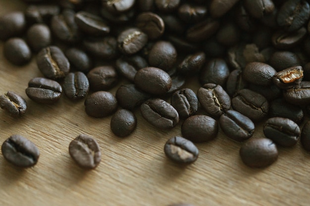 Kaffeebohnen auf hölzernem Hintergrund