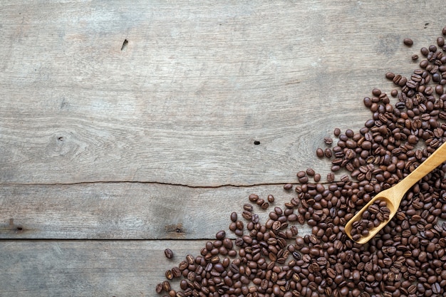 Kaffeebohnen auf Holzboden