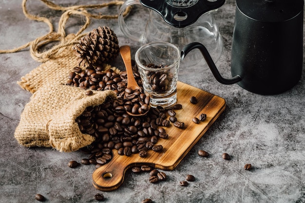 Kaffeebohnen auf Holzuntergrund