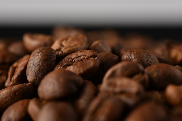 Kaffeebohnen auf schwarzem Hintergrund isoliert