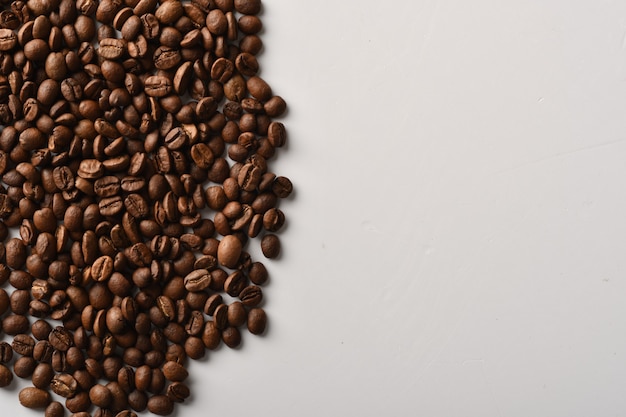 Kaffeebohnen auf schwarzem Hintergrund isoliert