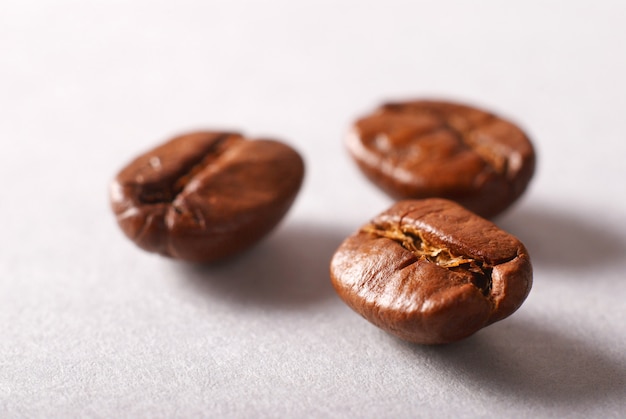 Kaffeebohnen auf weißem Hintergrund schließen oben