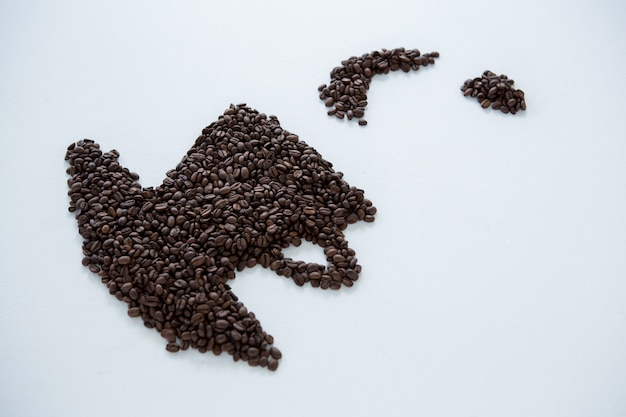 Kaffeebohnen bilden Tasse und Untertasse Form
