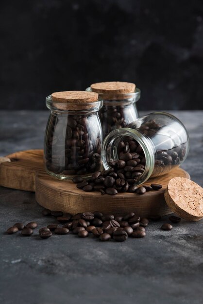 Kaffeebohnen dunkler Hintergrund auf Holz