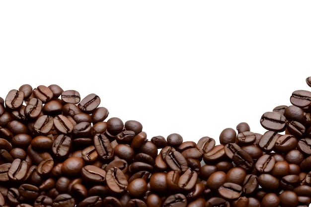 Kaffeebohnen getrennt auf weißem Hintergrund