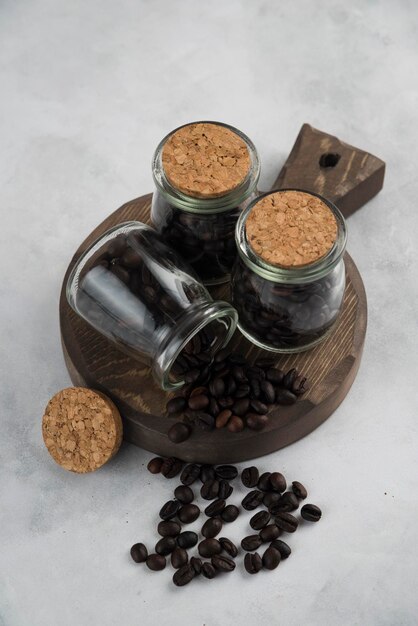 Kaffeebohnen im Bootle auf Holzplatte