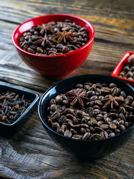 Kaffeebohnen in einem Behälter, Zimt, Muskatnuss und Nelken.
