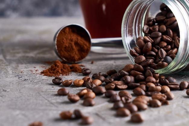 Kaffeebohnen in einem Glas auf einem grauen Tisch