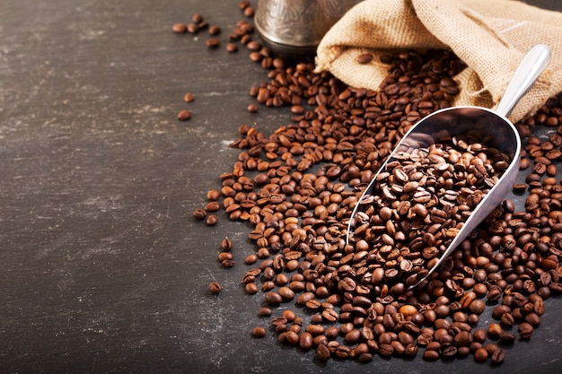 Kaffeebohnen in einem Sack auf dunklem Tisch