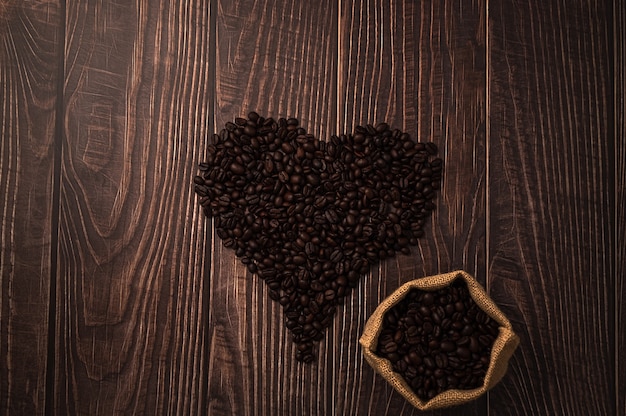 Kaffeebohnen in einer Herzform angeordnet. Lieben Sie, Kaffee zu trinken
