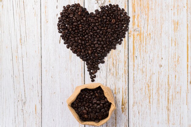 Kaffeebohnen in einer Herzform angeordnet. Lieben Sie, Kaffee zu trinken