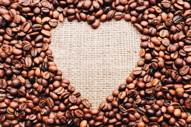 Kaffeebohnen in Form des Herzens. Fröhlichen Valentinstag