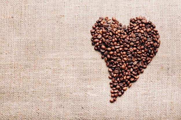 Kaffeebohnen in Form des Herzens. Fröhlichen Valentinstag