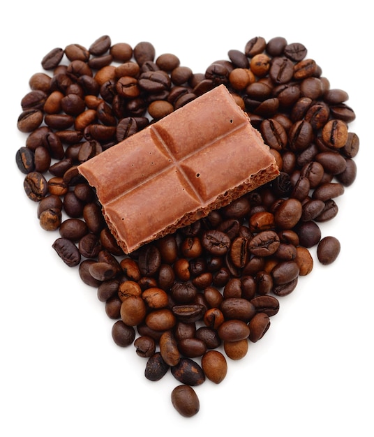 Kaffeebohnen in Herzform mit Stück Schokolade