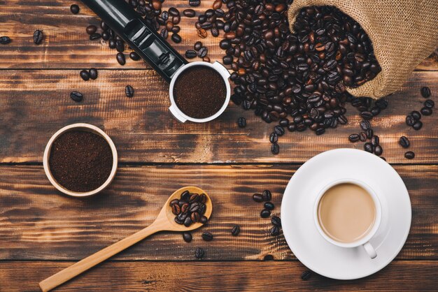 Kaffeebohnen in Löffel und Tasse heißes Getränk