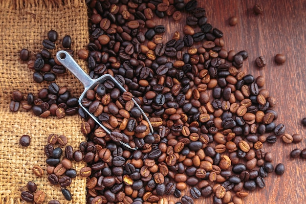Kaffeebohnen in Säcken Auf einem braunen Hintergrund