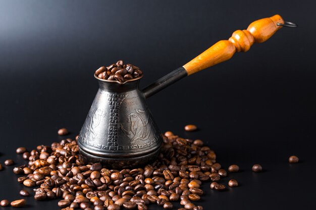 Foto kaffeebohnen in turk auf einem dunklen