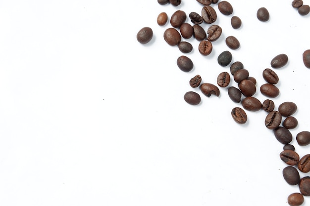Kaffeebohnen isoliert auf weißem Hintergrund