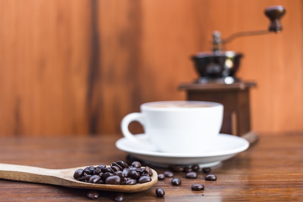 Kaffeebohnen mit Löffel