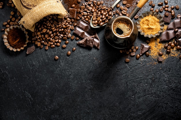 Kaffeebohnen mit requisiten für die zubereitung von kaffee