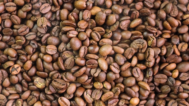 Kaffeebohnen Nahaufnahme auf dem Tisch. selektiver Fokus. Natur