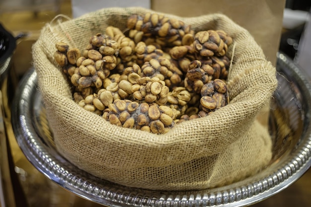 Kaffeebohnen sind Moschus in Baumwolltüten