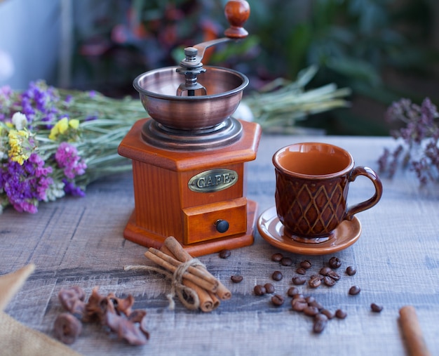 Kaffeebohnen und alte Kaffeemühle