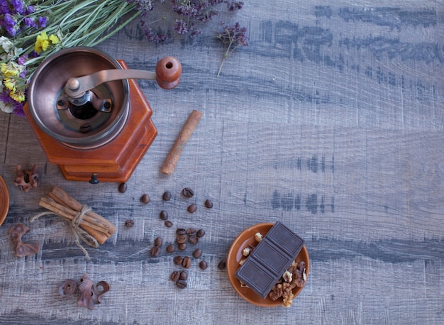 Kaffeebohnen und alte Kaffeemühle