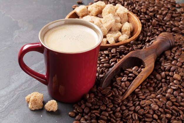 Kaffeebohnen und brauner Zucker