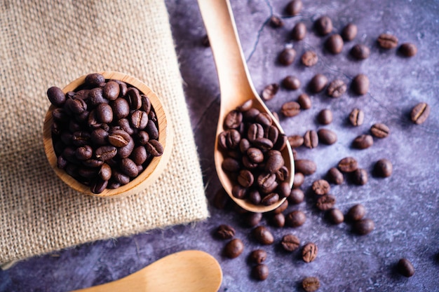 Foto kaffeebohnen und kaffee im löffel draufsicht mit kopienraum