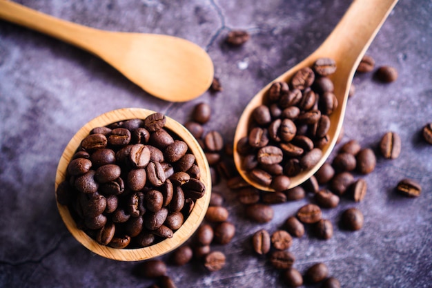 Kaffeebohnen und Kaffee im Löffel Draufsicht mit Kopienraum
