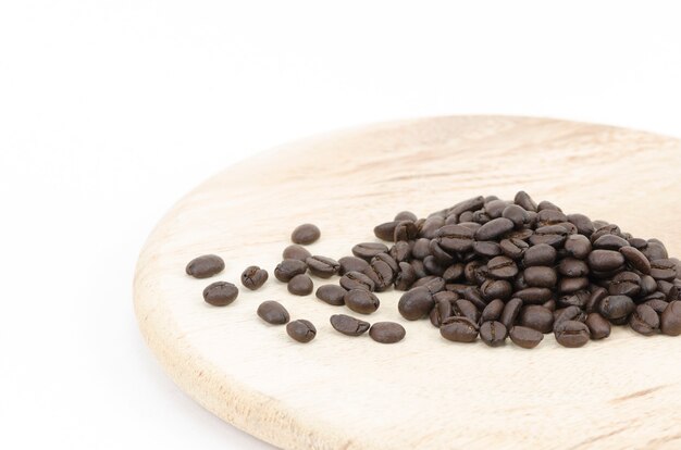Kaffeebohnen und Küchenutensilien aus Holz