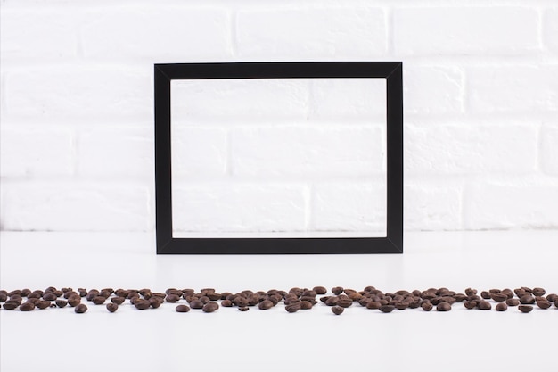 Kaffeebohnen und leerer Rahmen