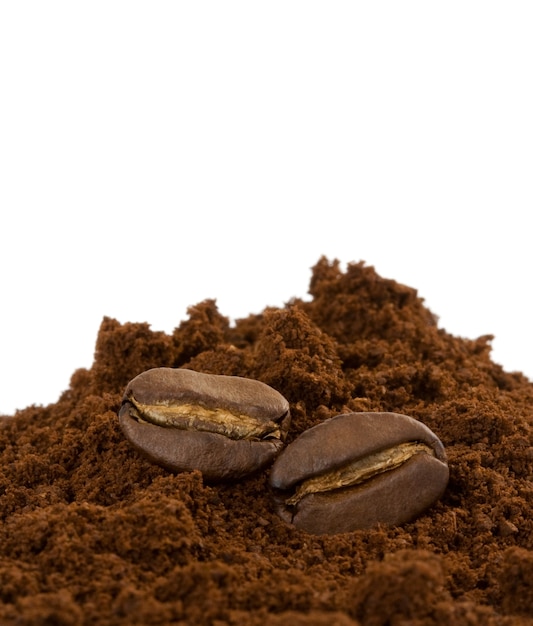 Kaffeebohnen und Pulver isoliert
