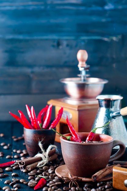 Kaffeebohnen und rote kühle Pfeffer