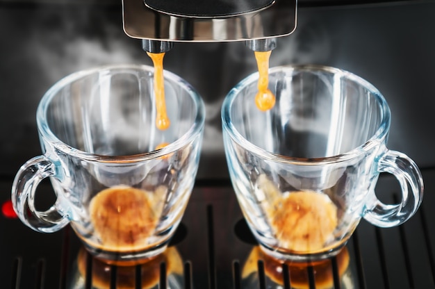 Kaffeebohnen werden in der Kaffeemaschine zubereitet