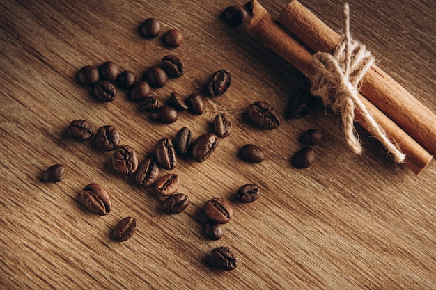 Kaffeebohnen zusammen mit Zimt auf dem Tisch Blick von oben duftender Kaffee kommt Dampf