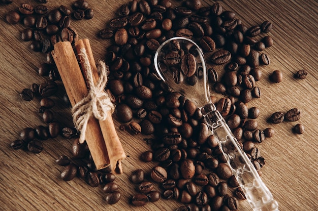 Kaffeebohnen zusammen mit Zimt auf dem Tisch Blick von oben duftender Kaffee kommt Dampf