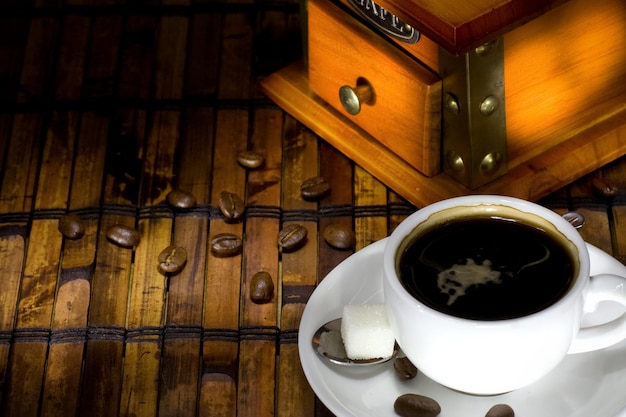 Foto kaffeebohnenbecher und -mühle