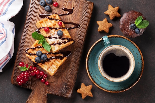 Kaffeebonbons und Waffeln mit Beeren