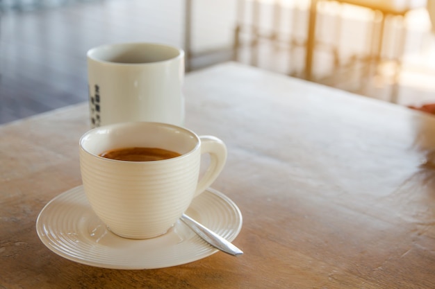 Kaffeebremsensatz, Tasse Kaffeespresso mit Löffeln auf dem Tisch